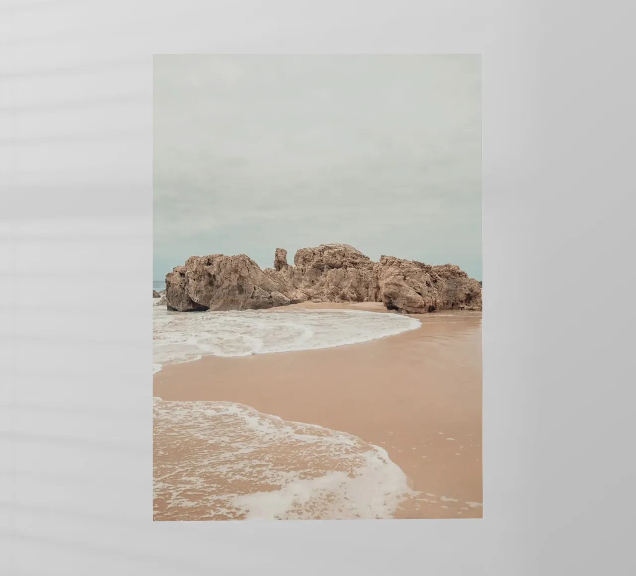 Serenidad de playa rocosa - Arte paisajístico costero lámina retroiluminada de ClubArt