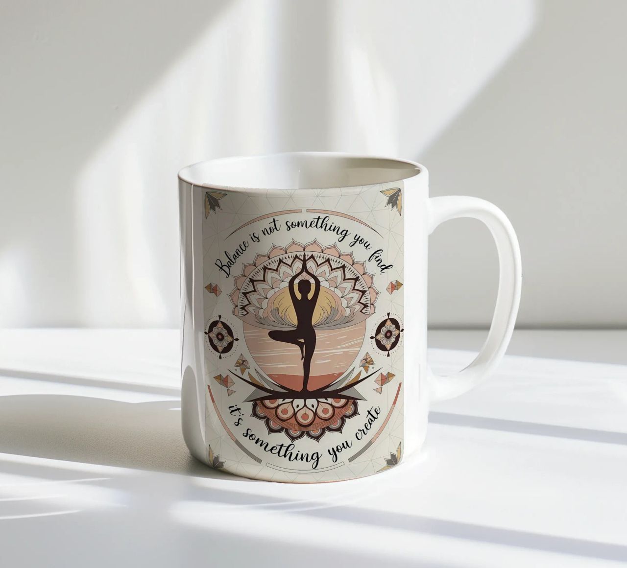Balans is niet iets wat je vindt, het is iets wat je creëert keramische mok van YogaShop