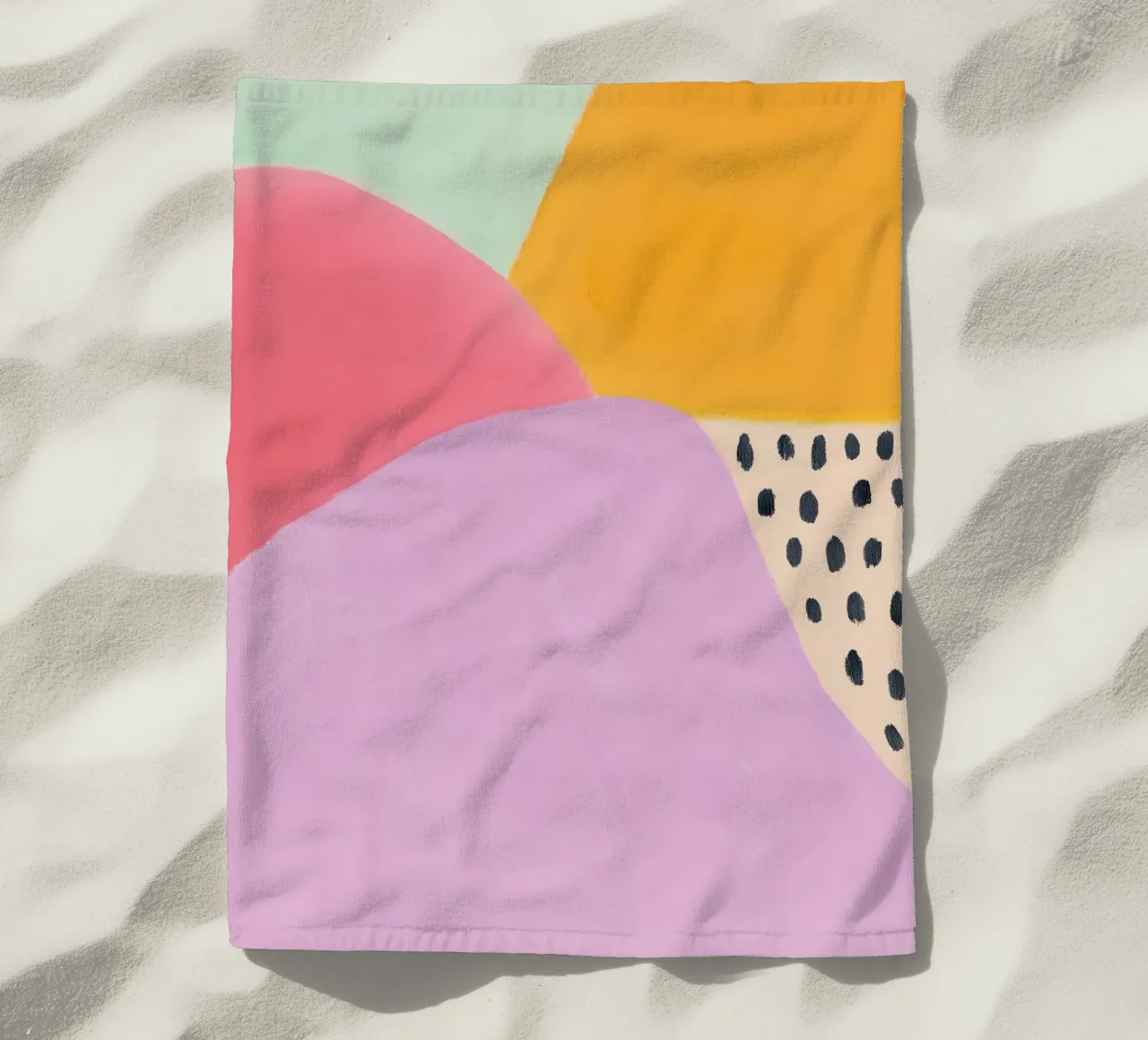 Vrolijke zomerblobs strandhanddoek van Carinaprint