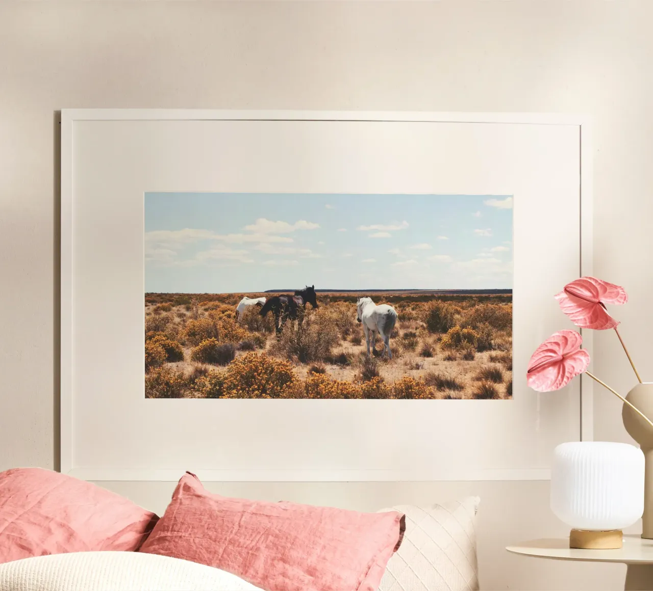 cavalli del deserto erba secca poster con telaio in plastica da Horsire
