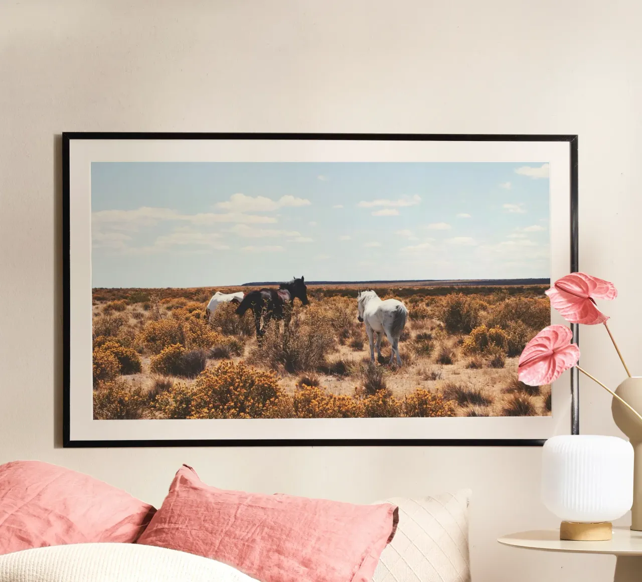 cavalli del deserto erba secca poster con telaio in plastica da Horsire