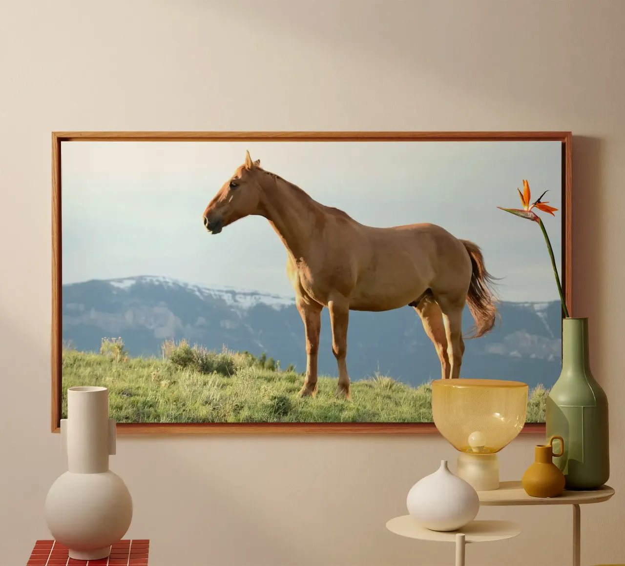 Das Leitpferd steht majestätisch. Leinwand mit Schattenfugenrahmen von Horsire