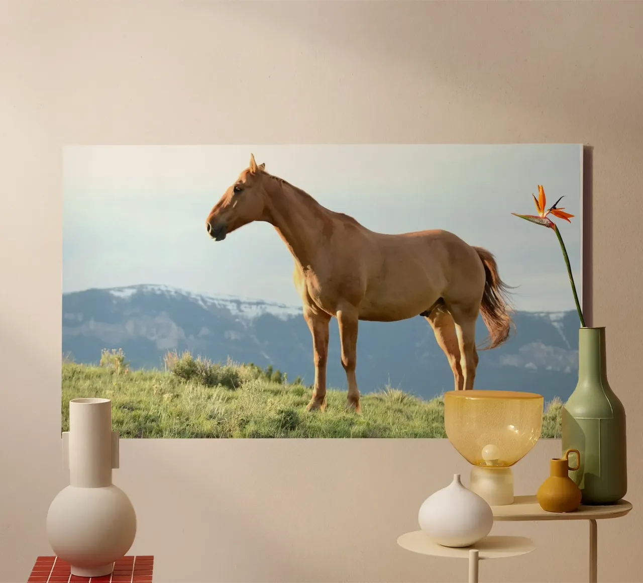 Das Leitpferd steht majestätisch. Leinwand mit Schattenfugenrahmen von Horsire