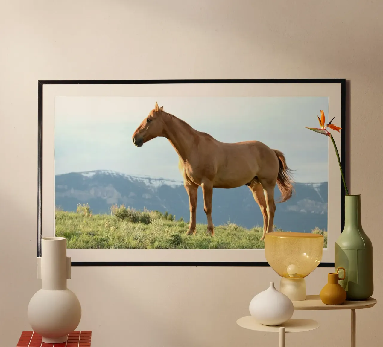 Das Leitpferd steht majestätisch. Poster von Horsire