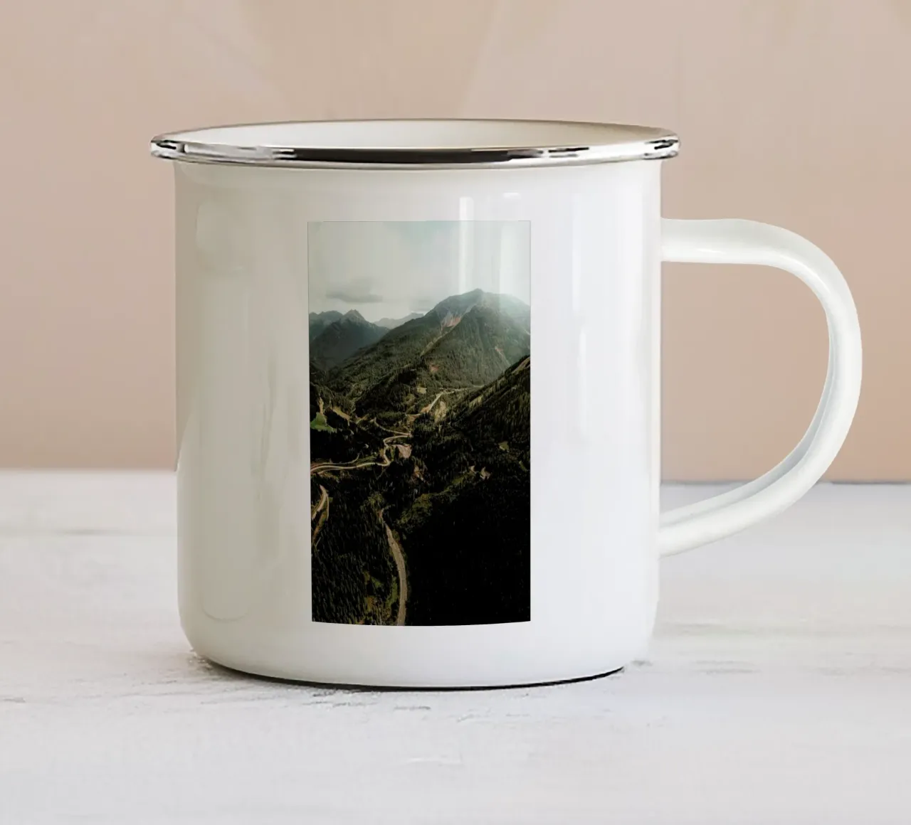 Roadtrip Through The Woods tazza in smalto da Sebastian Hilgetag