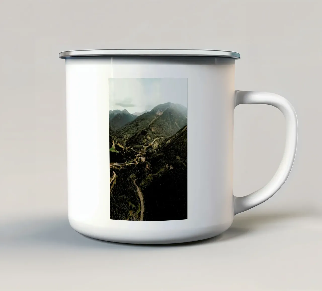 Roadtrip Through The Woods tazza in smalto da Sebastian Hilgetag