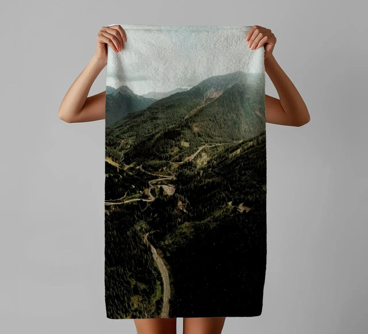 Roadtrip Through The Woods asciugamano da bagno da Sebastian Hilgetag