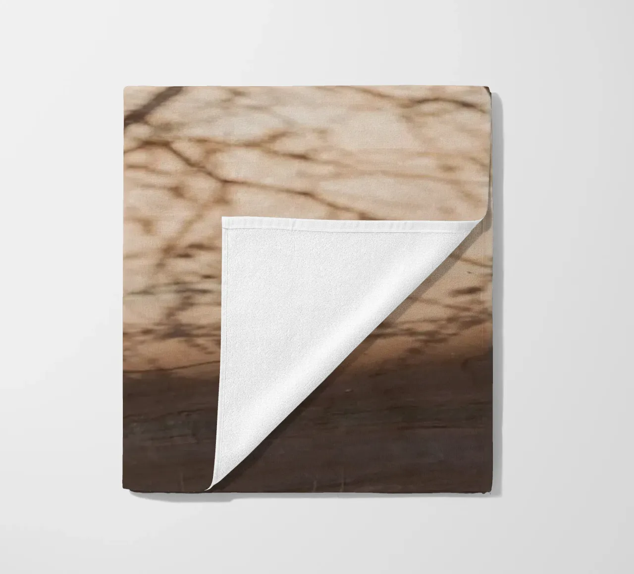 A rock, a tree and shadow telo mare da photolovers