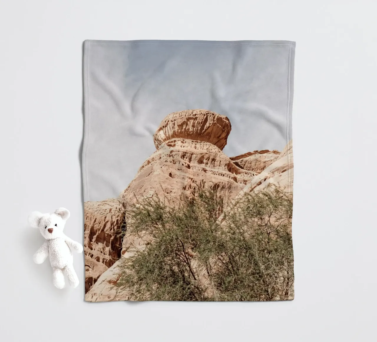 Rocks and a tree in the desert coperta in pile da photolovers