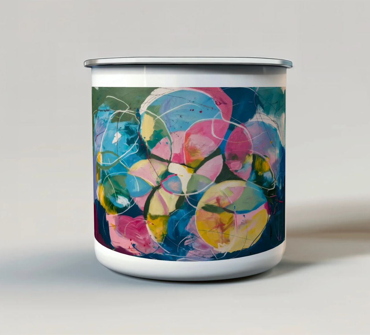 Vortice di fiori celesti tazza in smalto da Dream Spectrum