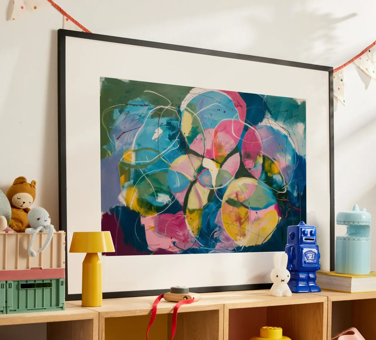 Vortice di fiori celesti poster con telaio in plastica da Dream Spectrum
