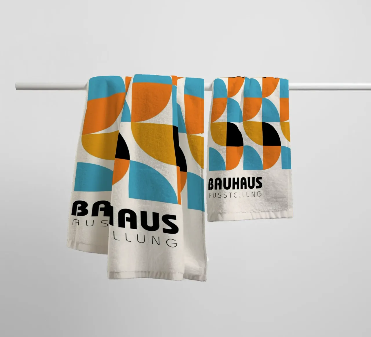 Geometria Bauhaus - colori retrò asciugamano da bagno da Casa Calm