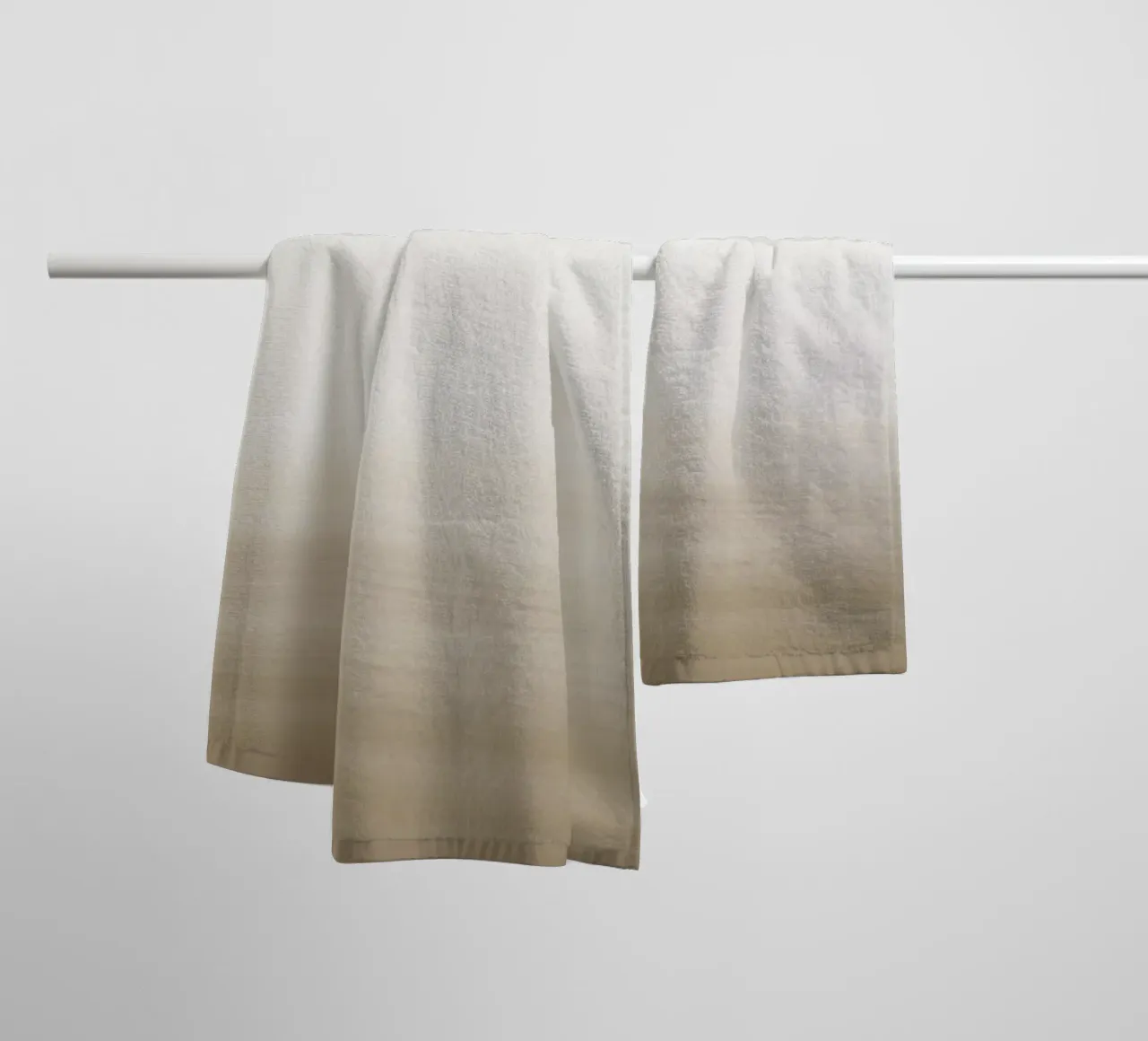 Gradiente acquerello beige asciugamano da bagno da NouveauPrints