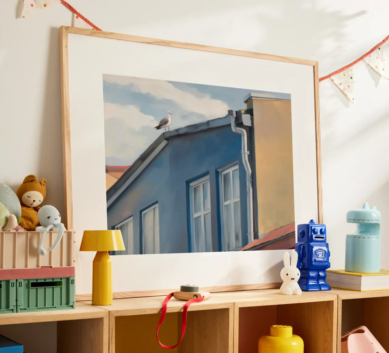 Contemplazione della parete cerulea poster con telaio in legno da Opal Strokes