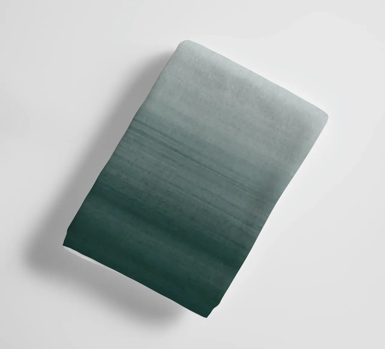 Gradiente acquerello verde scuro asciugamano da bagno da NouveauPrints