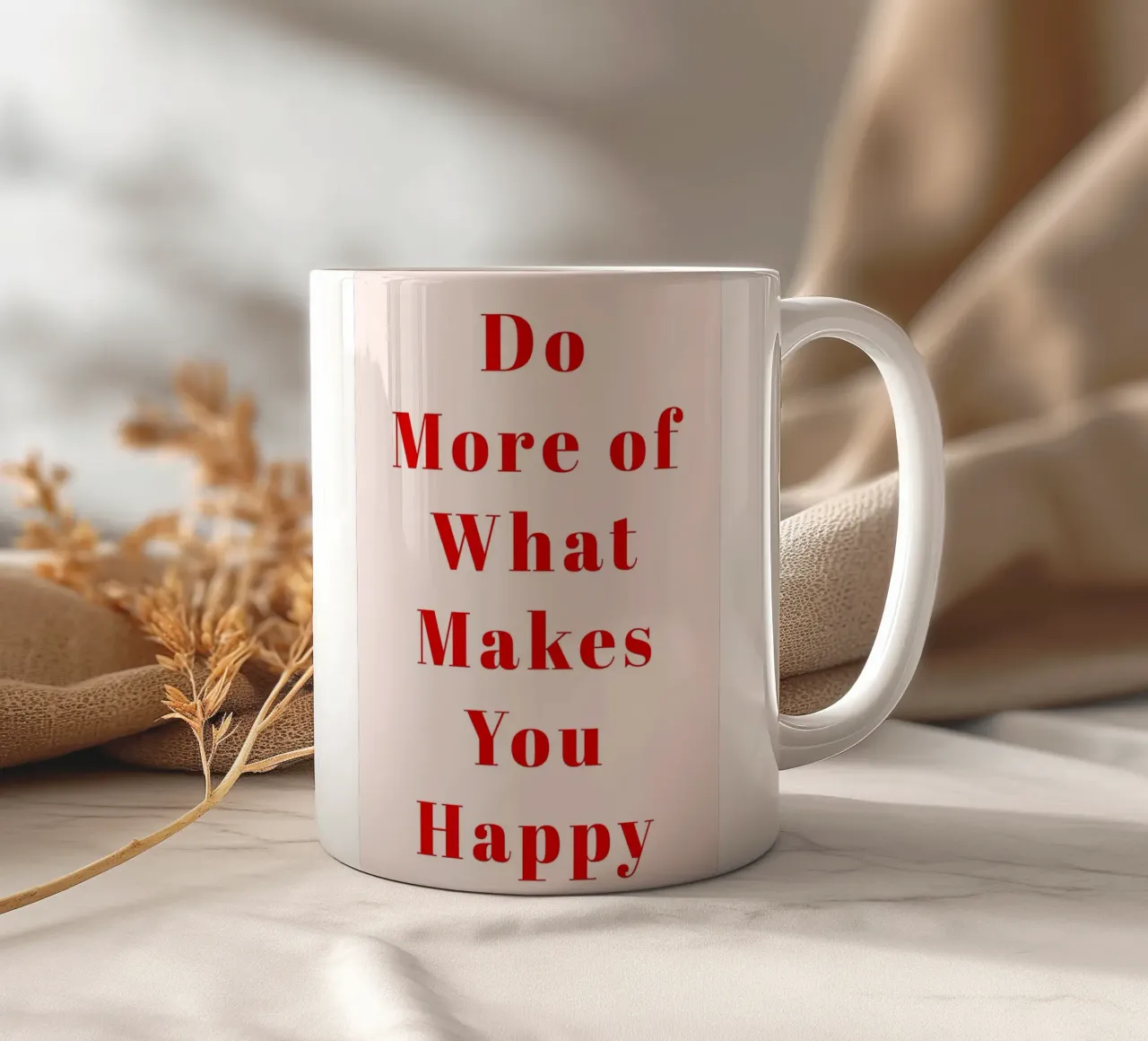 Minimalistischer roter Typografie-Druck - Mach mehr von dem, was dich ausmacht Keramik Tasse von pdigitalprints