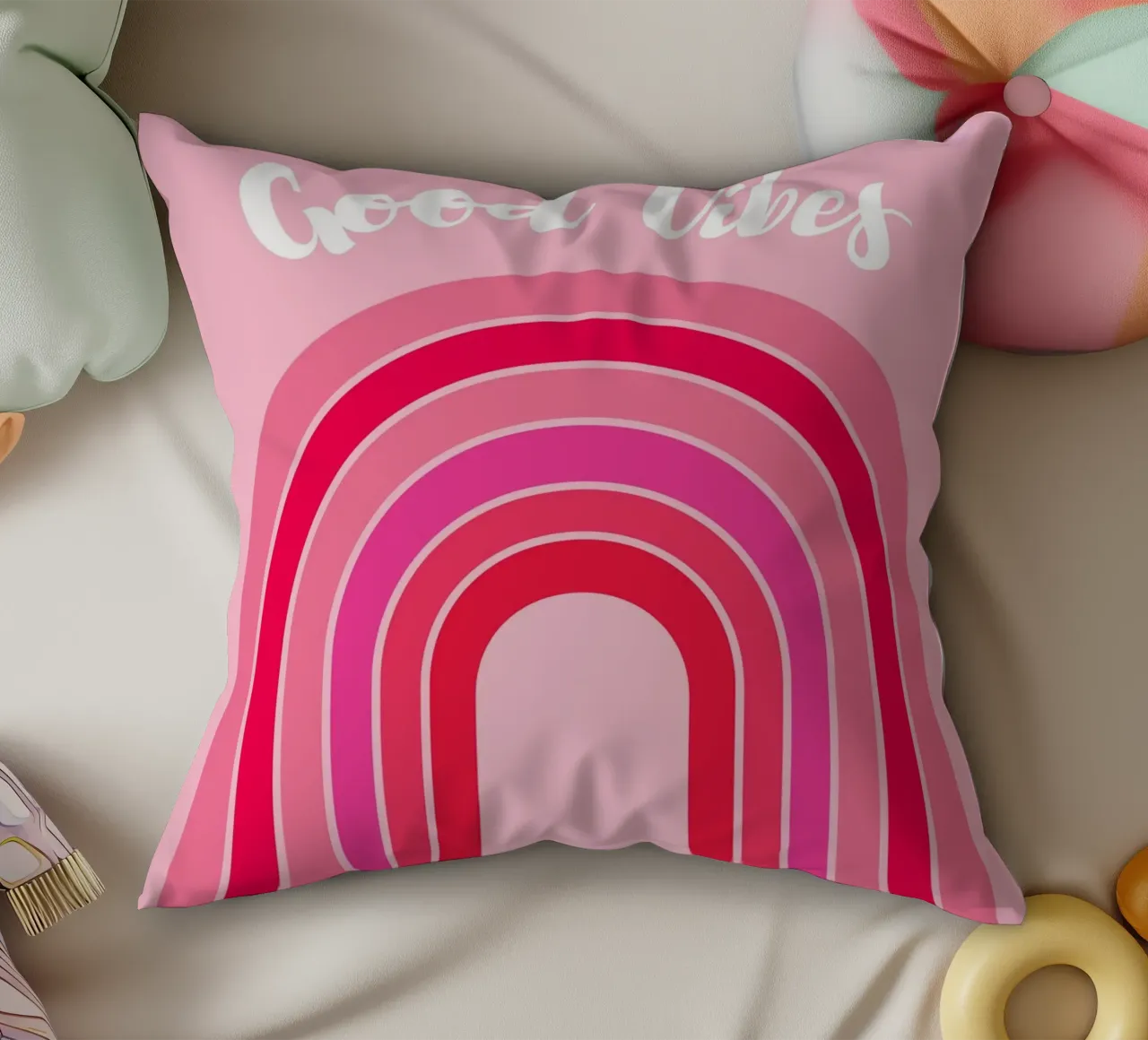Good Vibes Rosa Grafica arcobaleno retrò con testo scritto a mano cuscino da pdigitalprints