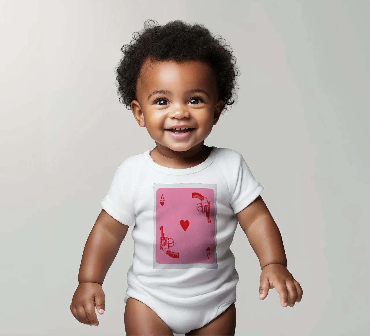 Ace of Hearts Pop Art con revolver vintage in rosa e rosso body neonato maniche corte da pdigitalprints