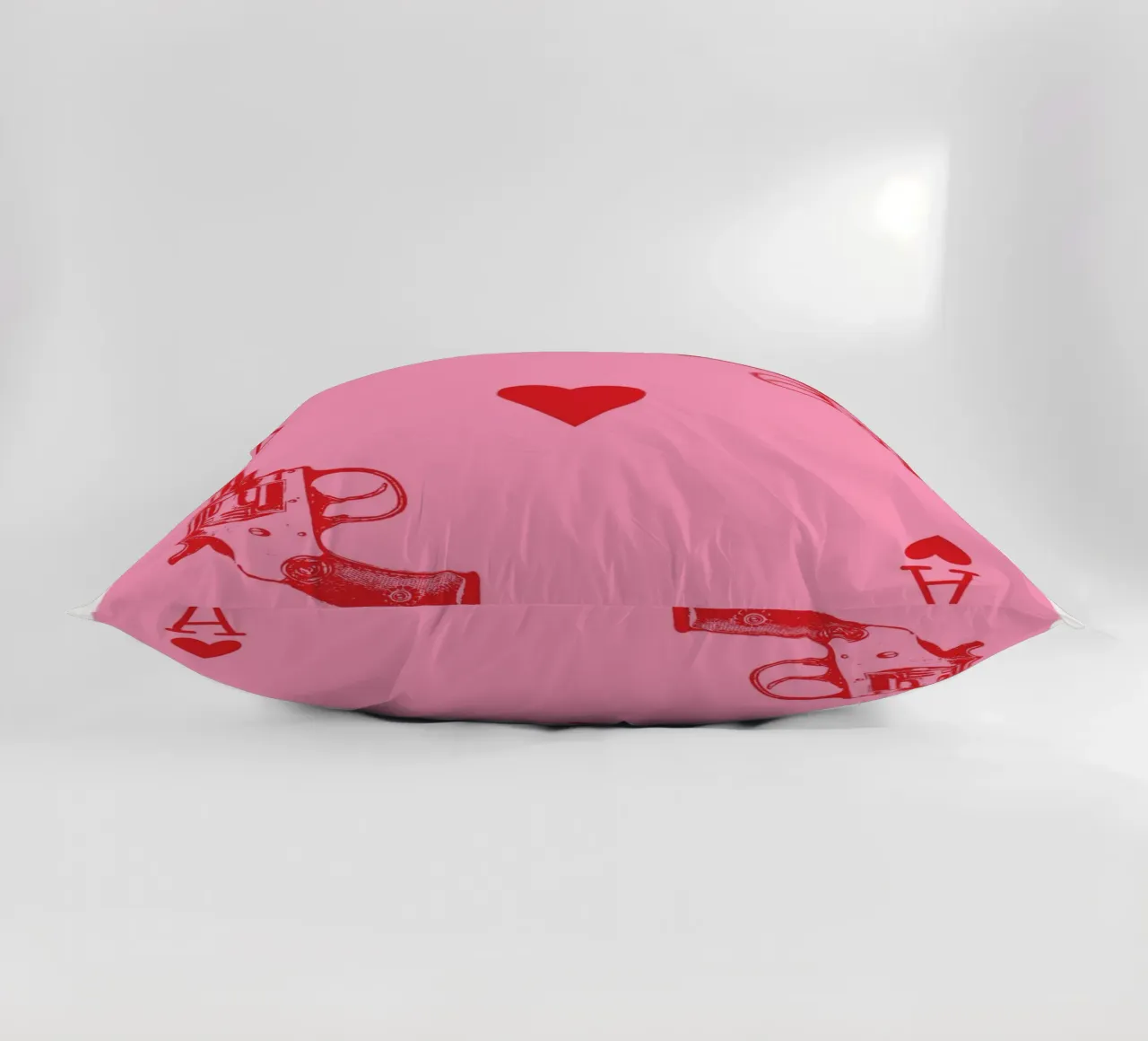 Ace of Hearts Pop Art con revolver vintage in rosa e rosso cuscino da pdigitalprints