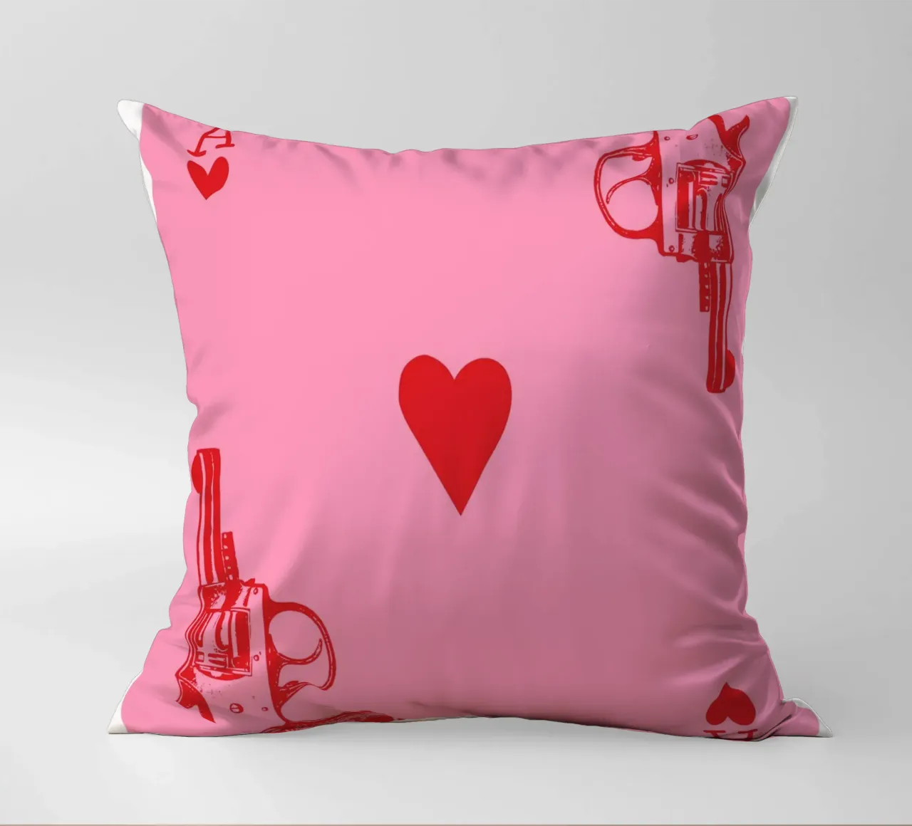Ace of Hearts Pop Art con revolver vintage in rosa e rosso cuscino da pdigitalprints