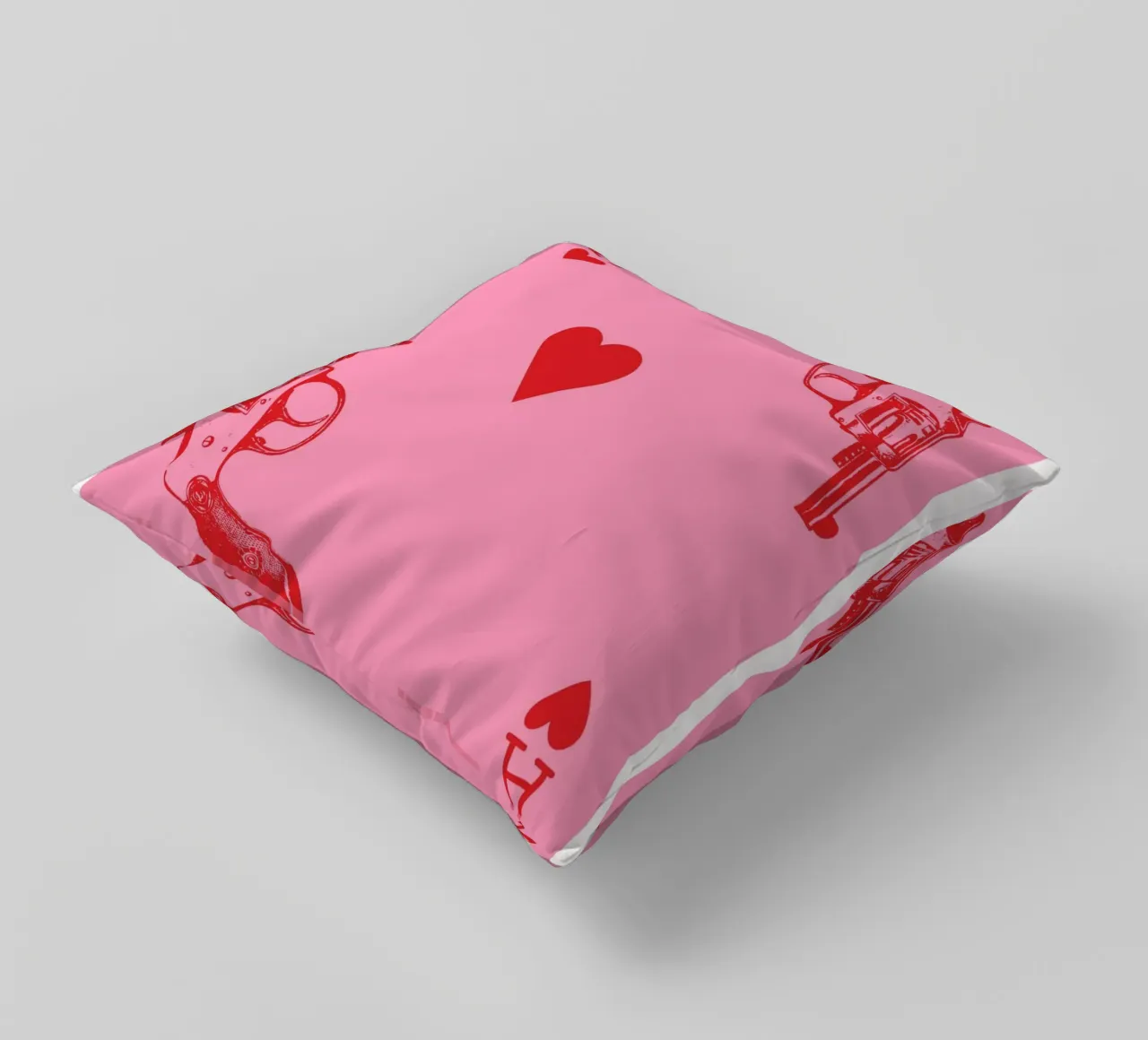 Ace of Hearts Pop Art con revolver vintage in rosa e rosso cuscino da pdigitalprints