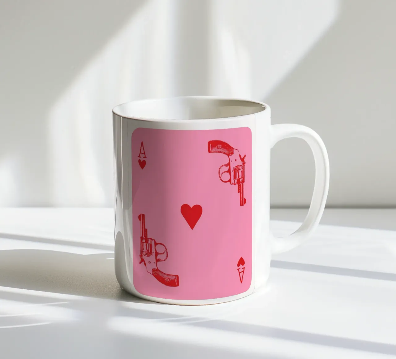 Ace of Hearts Pop Art con revolver vintage in rosa e rosso tazza in ceramica da pdigitalprints