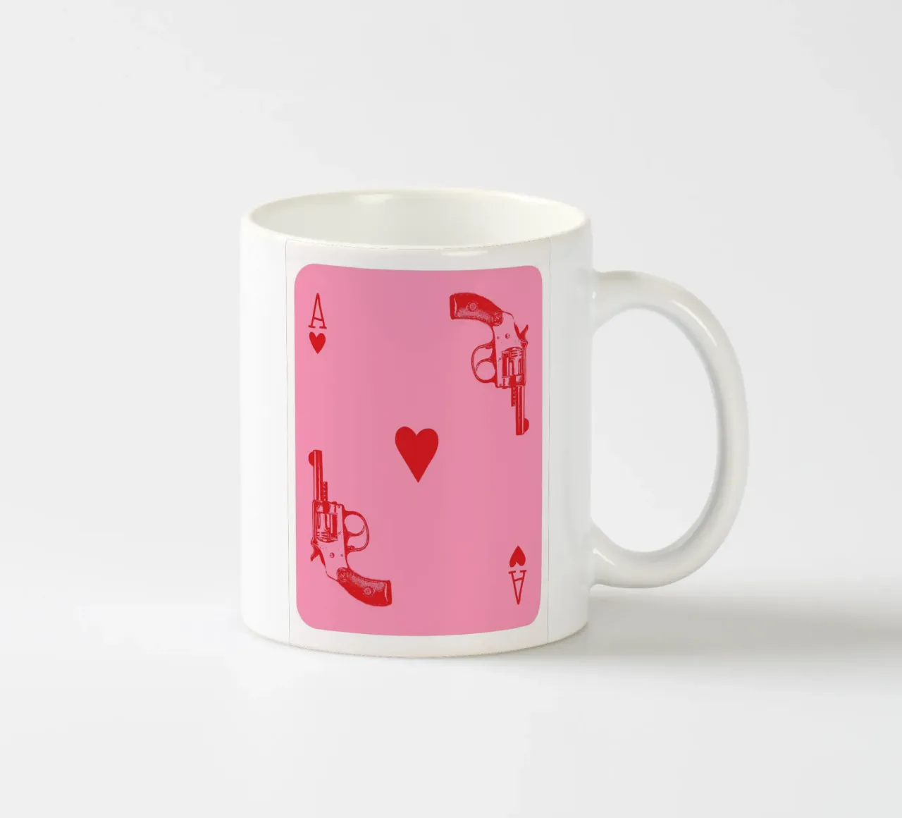 Ace of Hearts Pop Art con revolver vintage in rosa e rosso tazza in ceramica da pdigitalprints