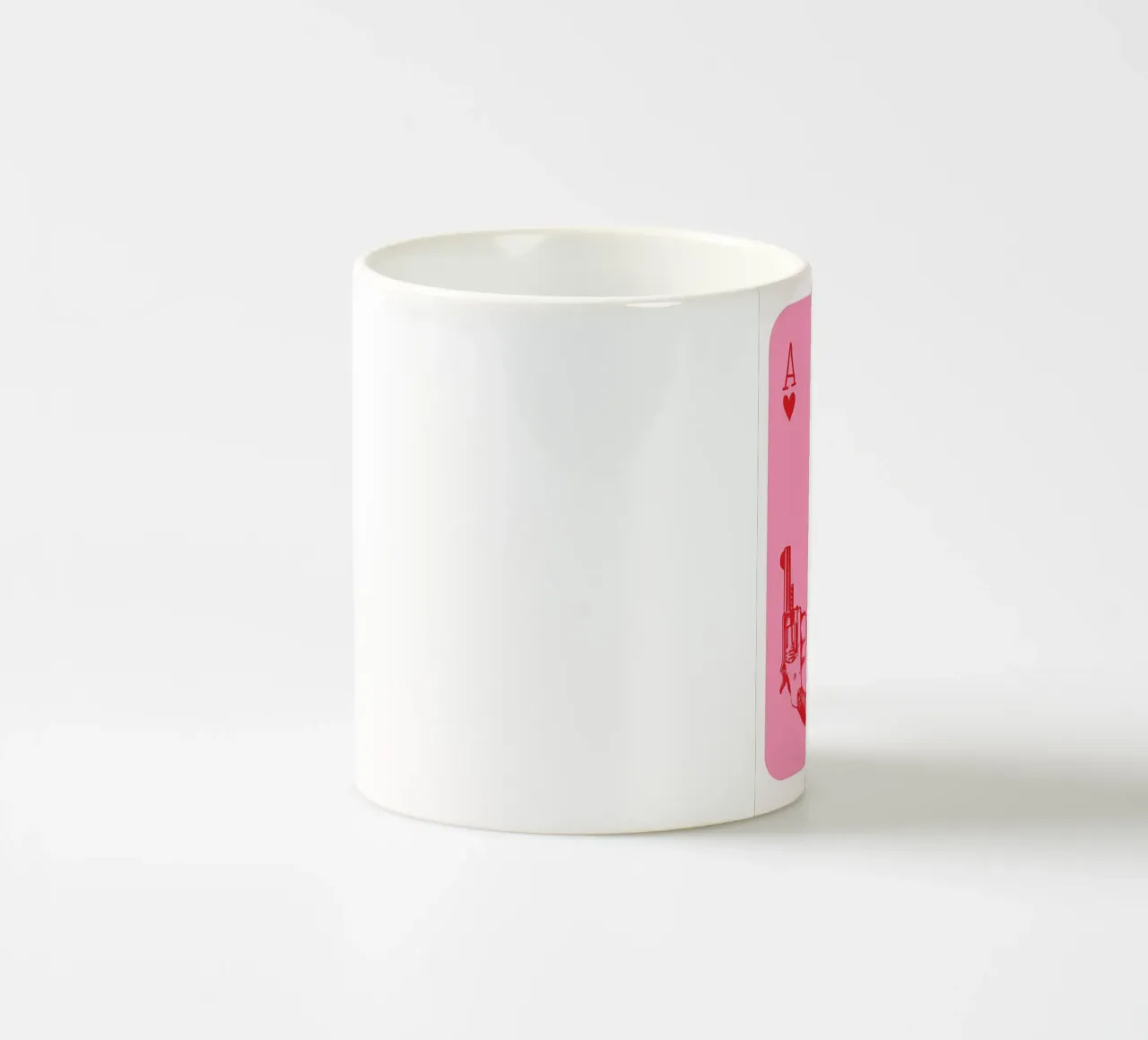 Ace of Hearts Pop Art con revolver vintage in rosa e rosso tazza in ceramica da pdigitalprints