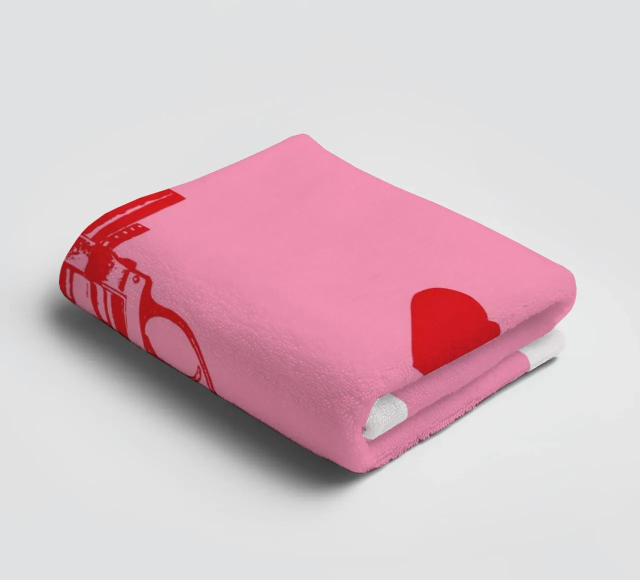 Ace of Hearts Pop Art con revolver vintage in rosa e rosso asciugamano da bagno da pdigitalprints
