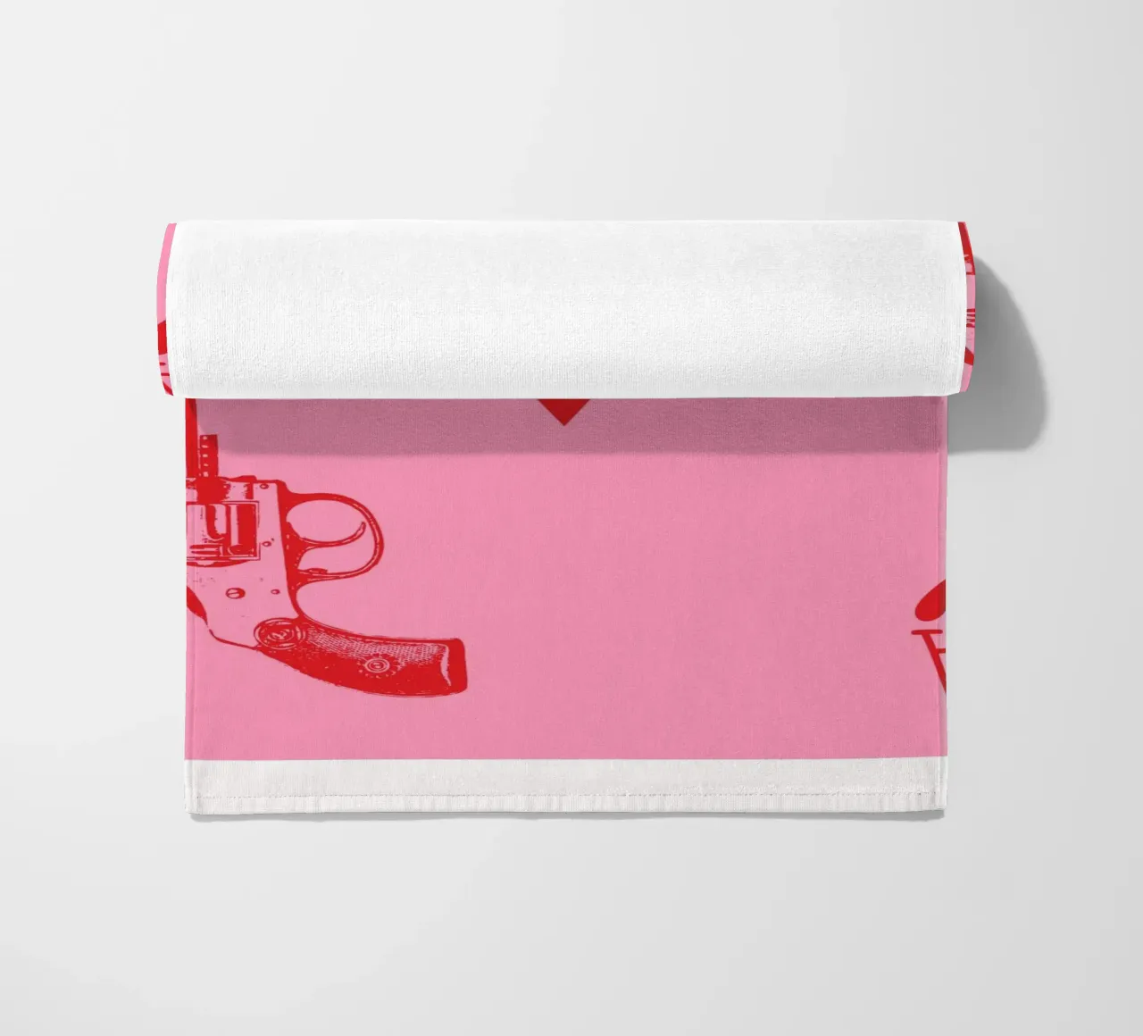 Ace of Hearts Pop Art con revolver vintage in rosa e rosso telo mare da pdigitalprints