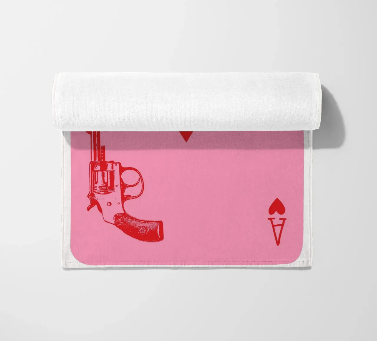 Ace of Hearts Pop Art con revolver vintage in rosa e rosso telo mare da pdigitalprints
