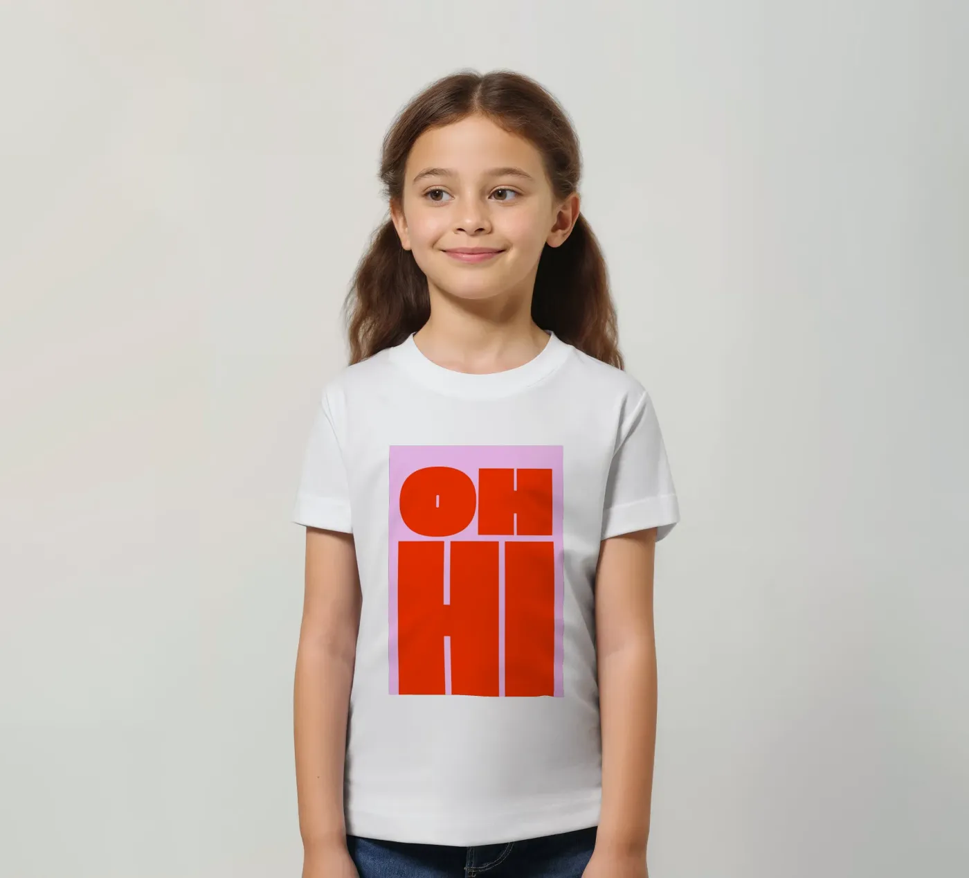 Kühnes Retro-Typografie-Kunstwerk mit "OH HI" in Rot auf Rosa Kinder T-Shirt von pdigitalprints