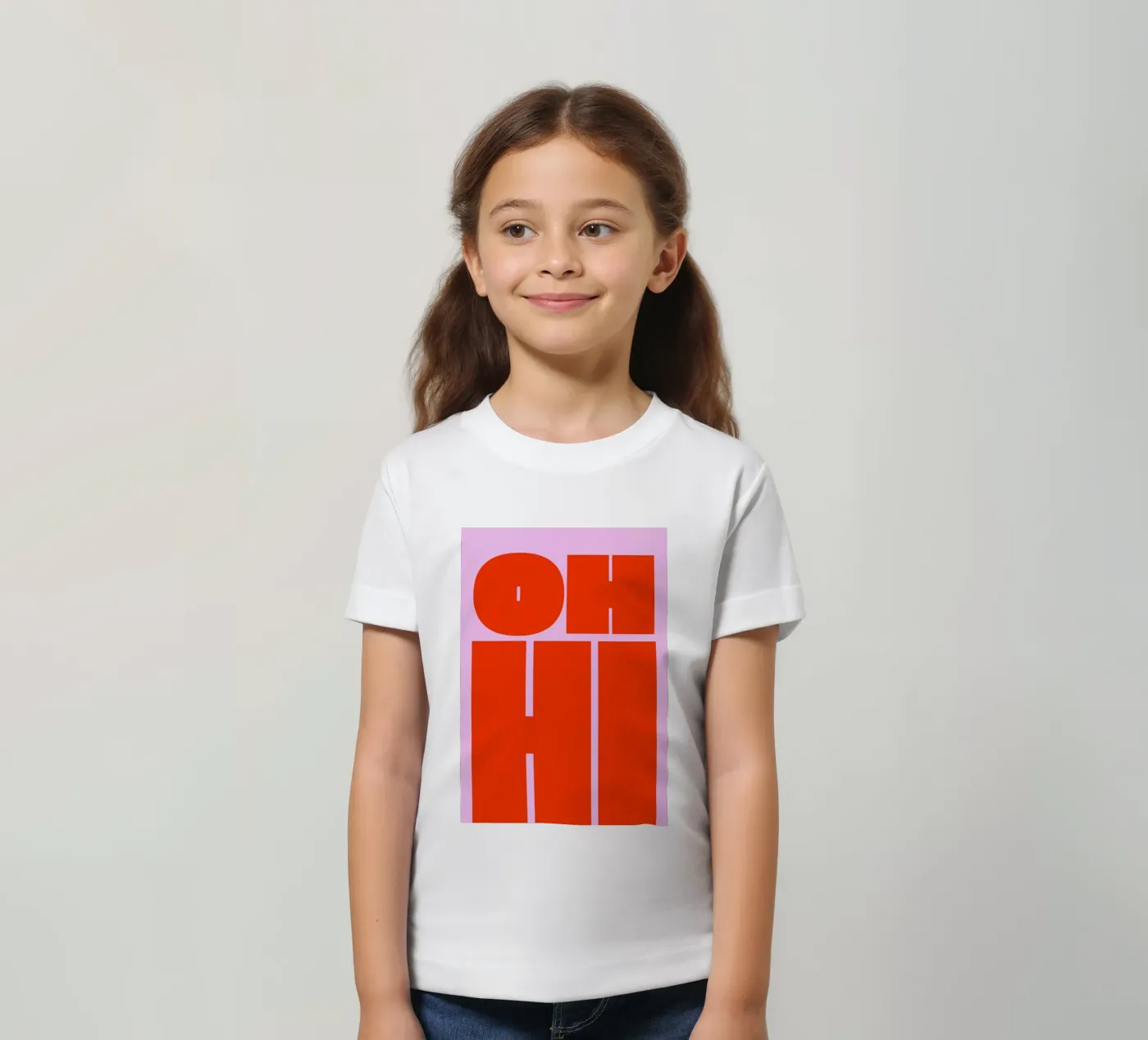 Kühnes Retro-Typografie-Kunstwerk mit "OH HI" in Rot auf Rosa Kinder T-Shirt von pdigitalprints