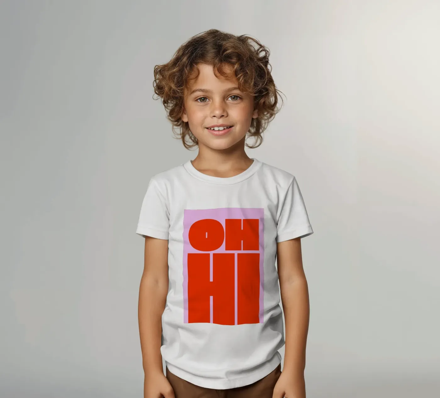Kühnes Retro-Typografie-Kunstwerk mit "OH HI" in Rot auf Rosa Kinder T-Shirt von pdigitalprints