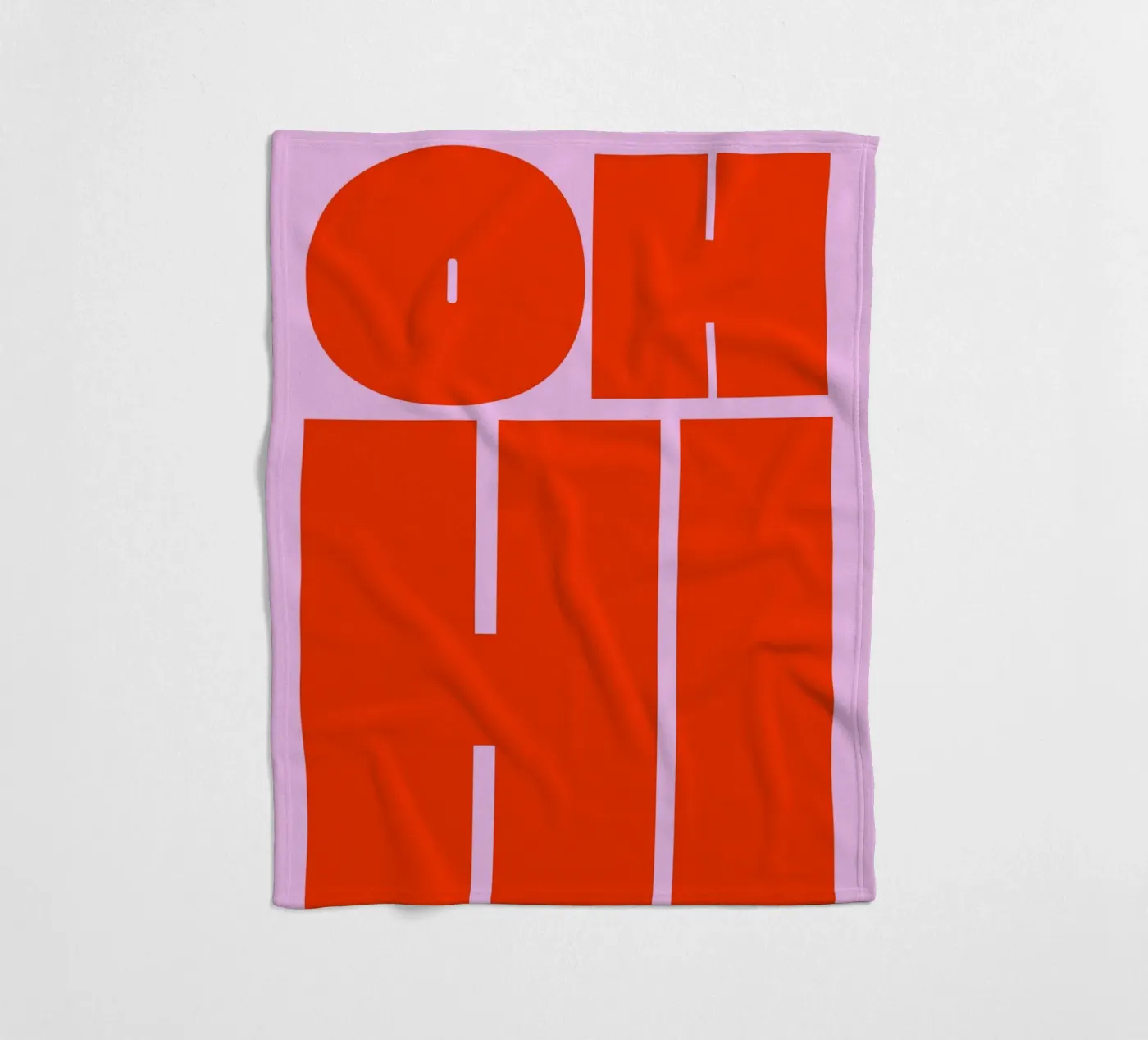 Kühnes Retro-Typografie-Kunstwerk mit "OH HI" in Rot auf Rosa Fleecedecke von pdigitalprints