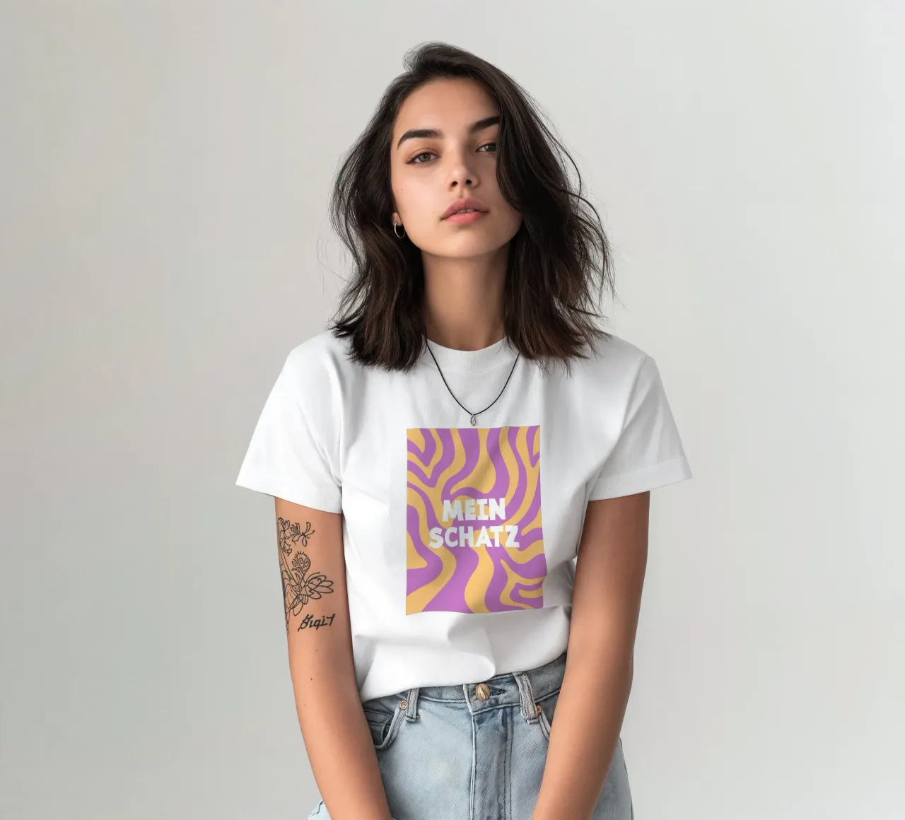 Linea d'onda giallo-viola t-shirt da MODERN NUANCE