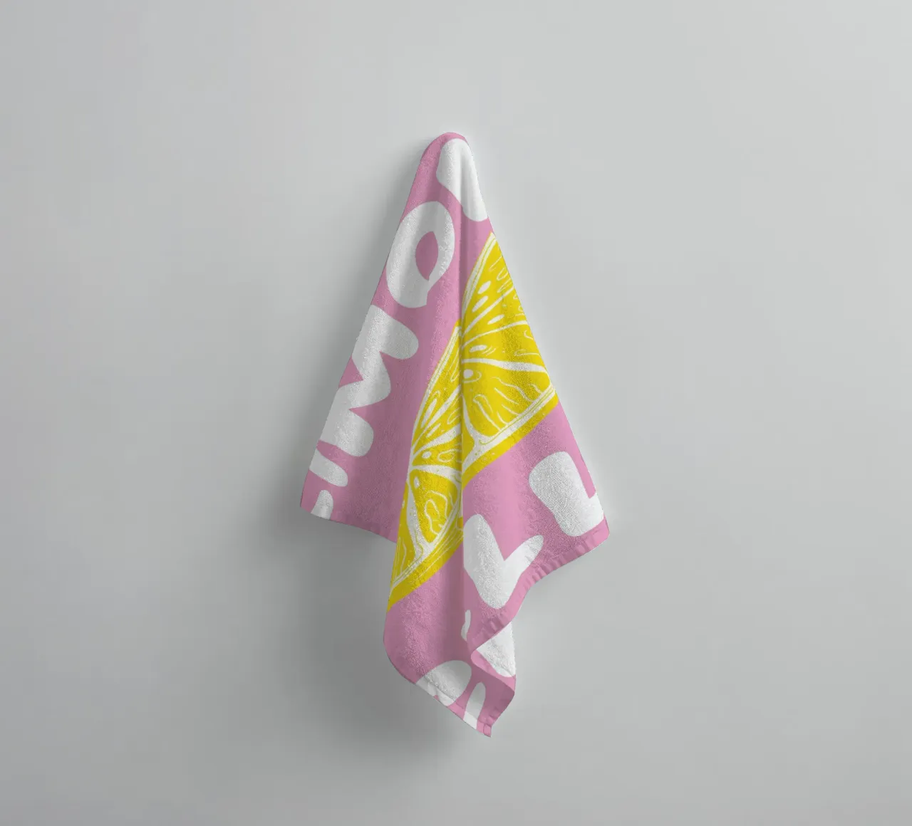 Stampa d'arte di una fetta di limone al limoncello, con colori audaci rosa e giallo asciugamano da bagno da pdigitalprints