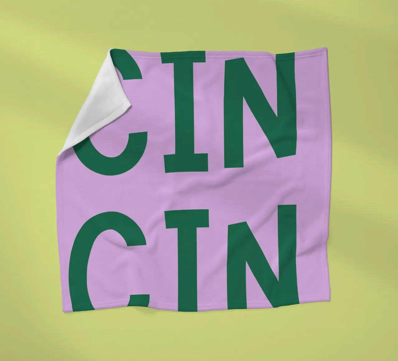 Cin Cin Italian Toast Poster - Verspielter grüner Text auf Flieder Fleecedecke von pdigitalprints