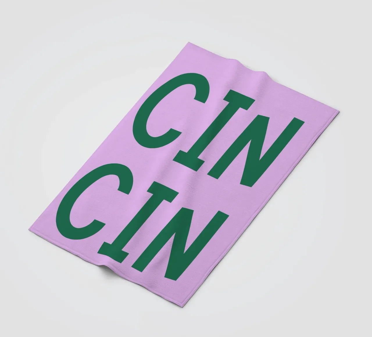 Cin Cin Italian Toast Poster - Verspielter grüner Text auf Flieder Fleecedecke von pdigitalprints
