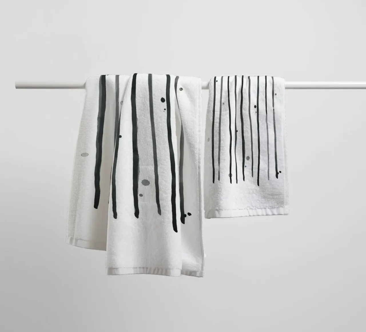 Astrazione acquerello 2 - Bianco e nero asciugamano da bagno da NouveauPrints