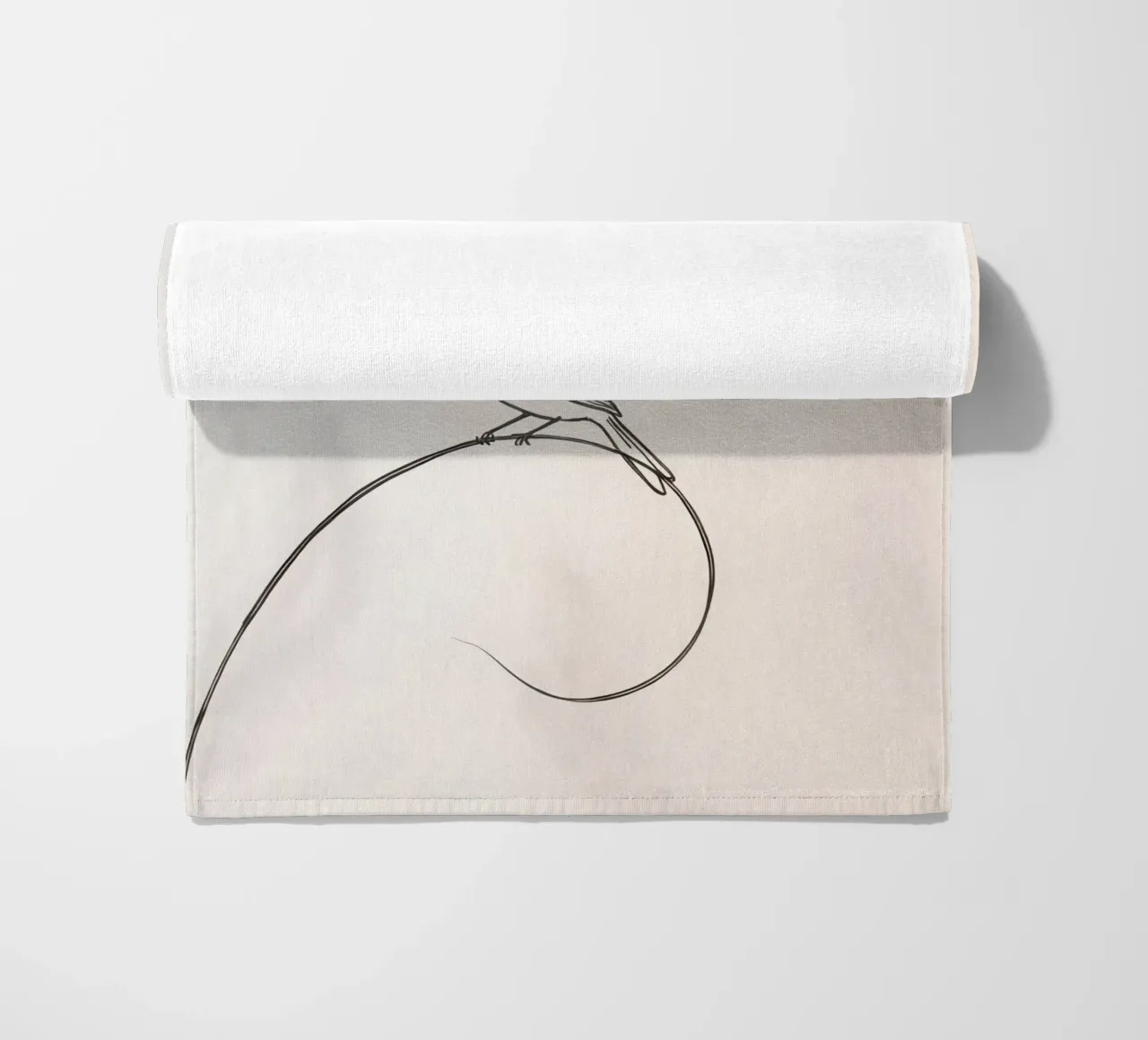 Uccello appollaiato su una linea delicata su uno sfondo chiaro telo mare da DesignDoodle