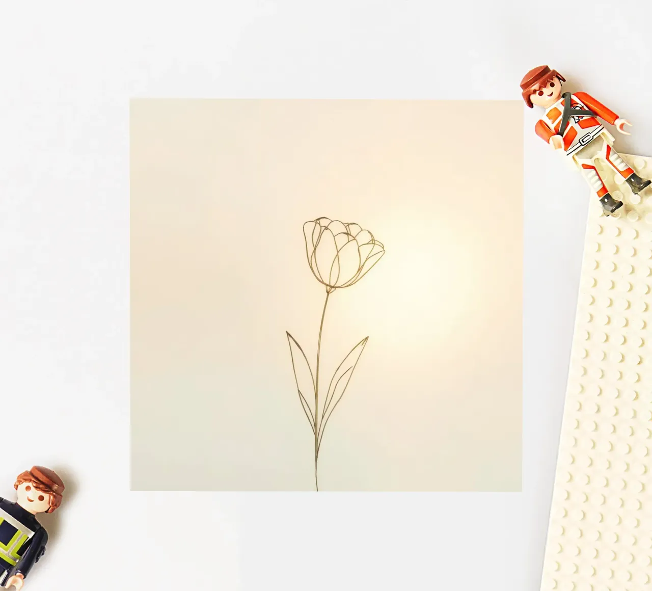 Dessin au trait élégant d'une fleur sur un fond doux autocollant de DesignDoodle