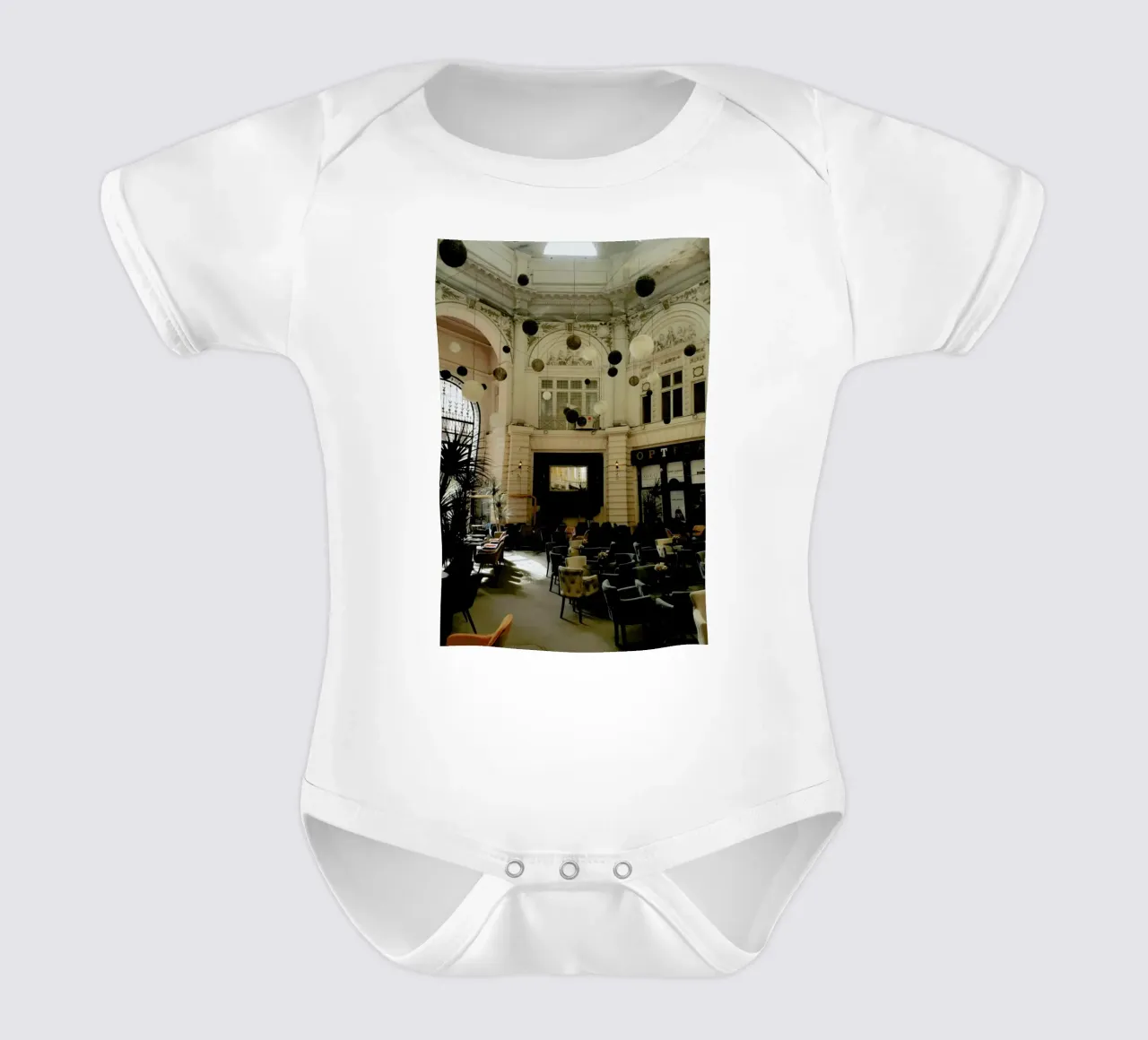 Cafe In Vintage Building body neonato maniche corte da Sebastian Hilgetag