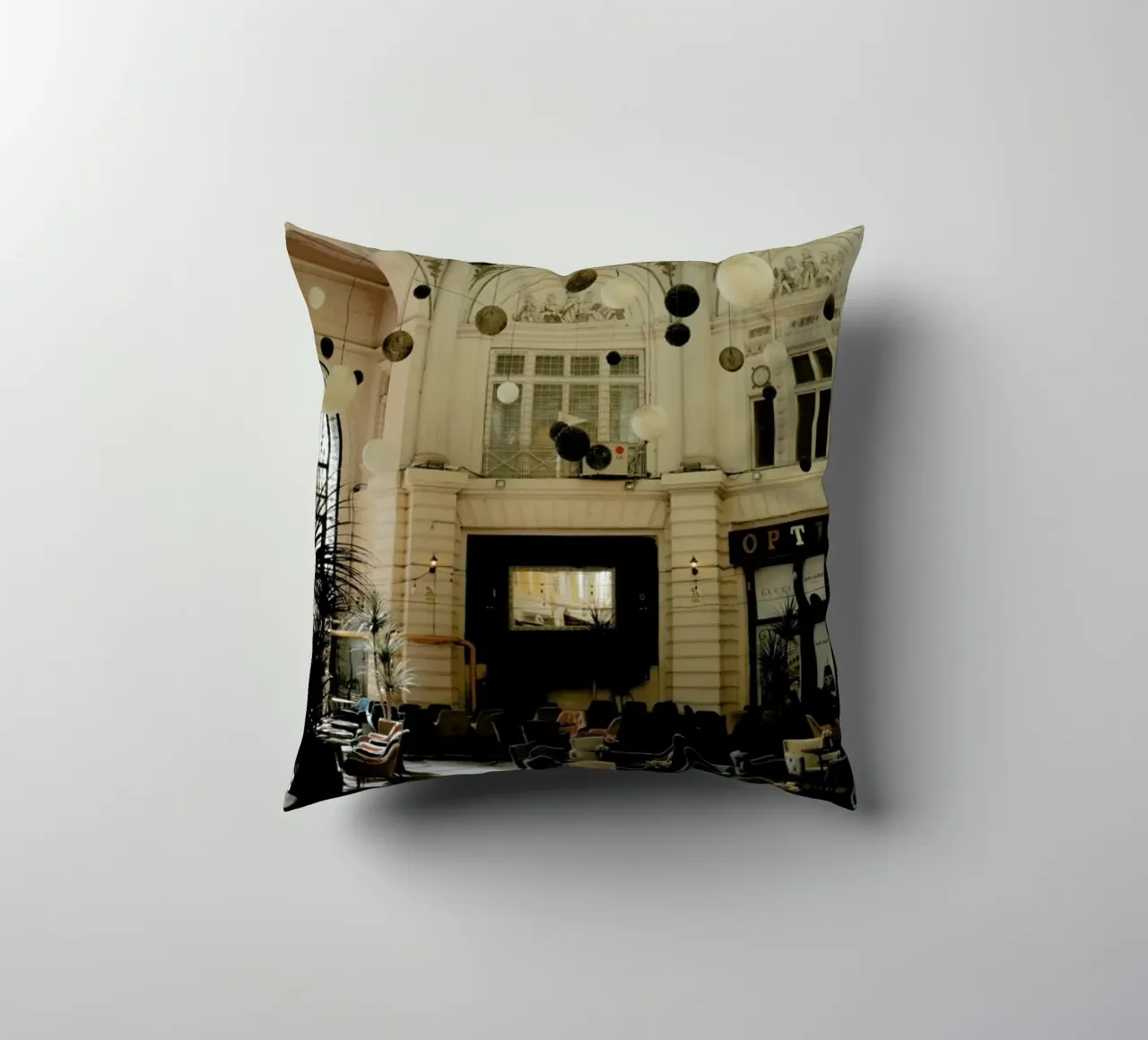 Cafe In Vintage Building cuscino da Sebastian Hilgetag