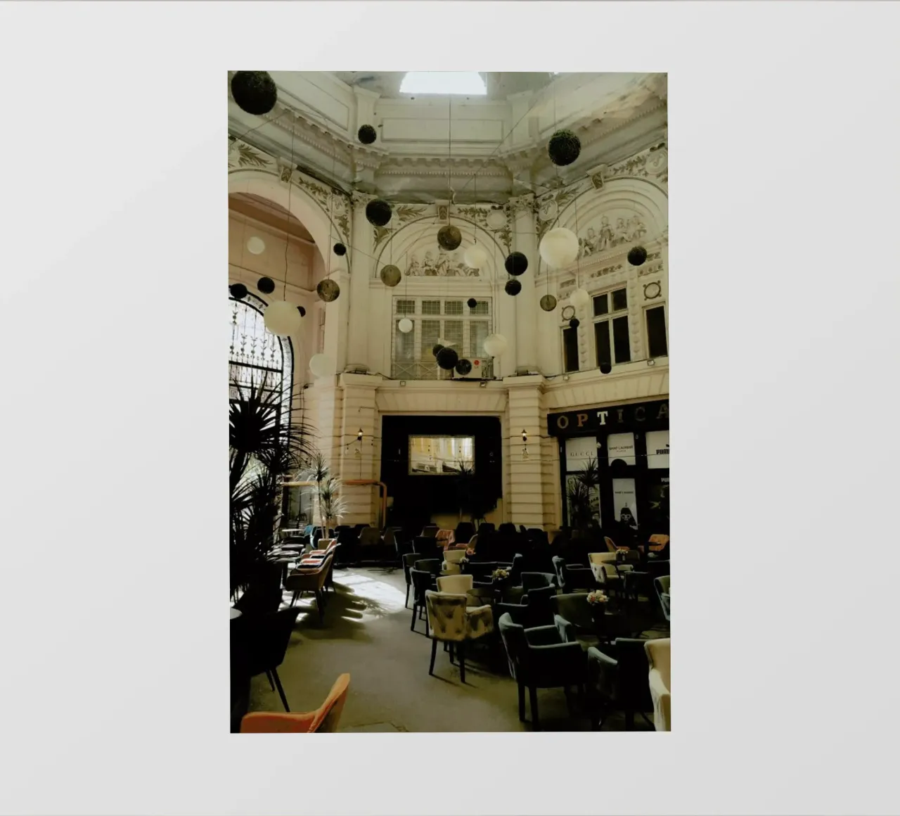 Cafe In Vintage Building pellicola backlit da Sebastian Hilgetag