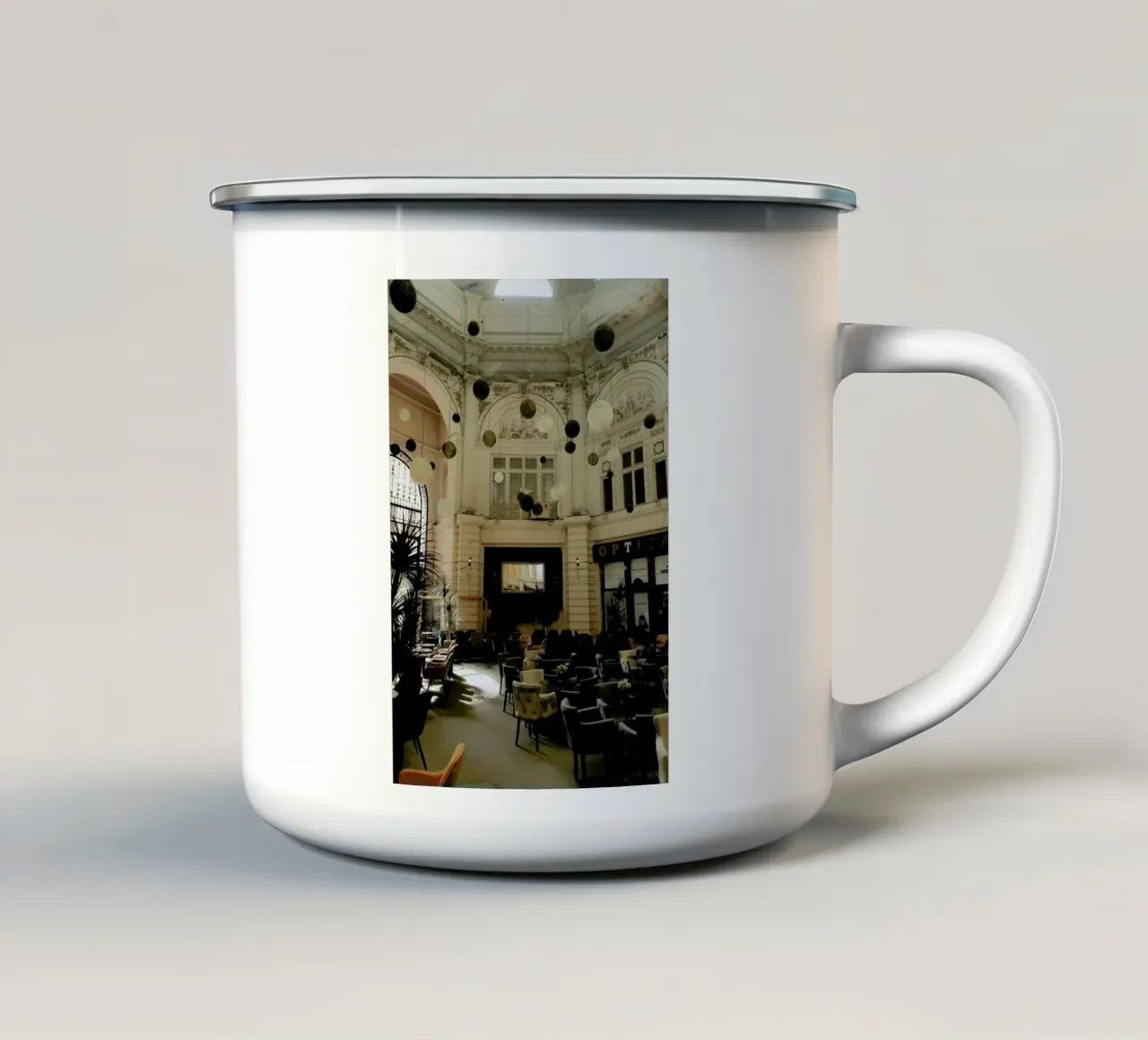 Cafe In Vintage Building tazza in smalto da Sebastian Hilgetag