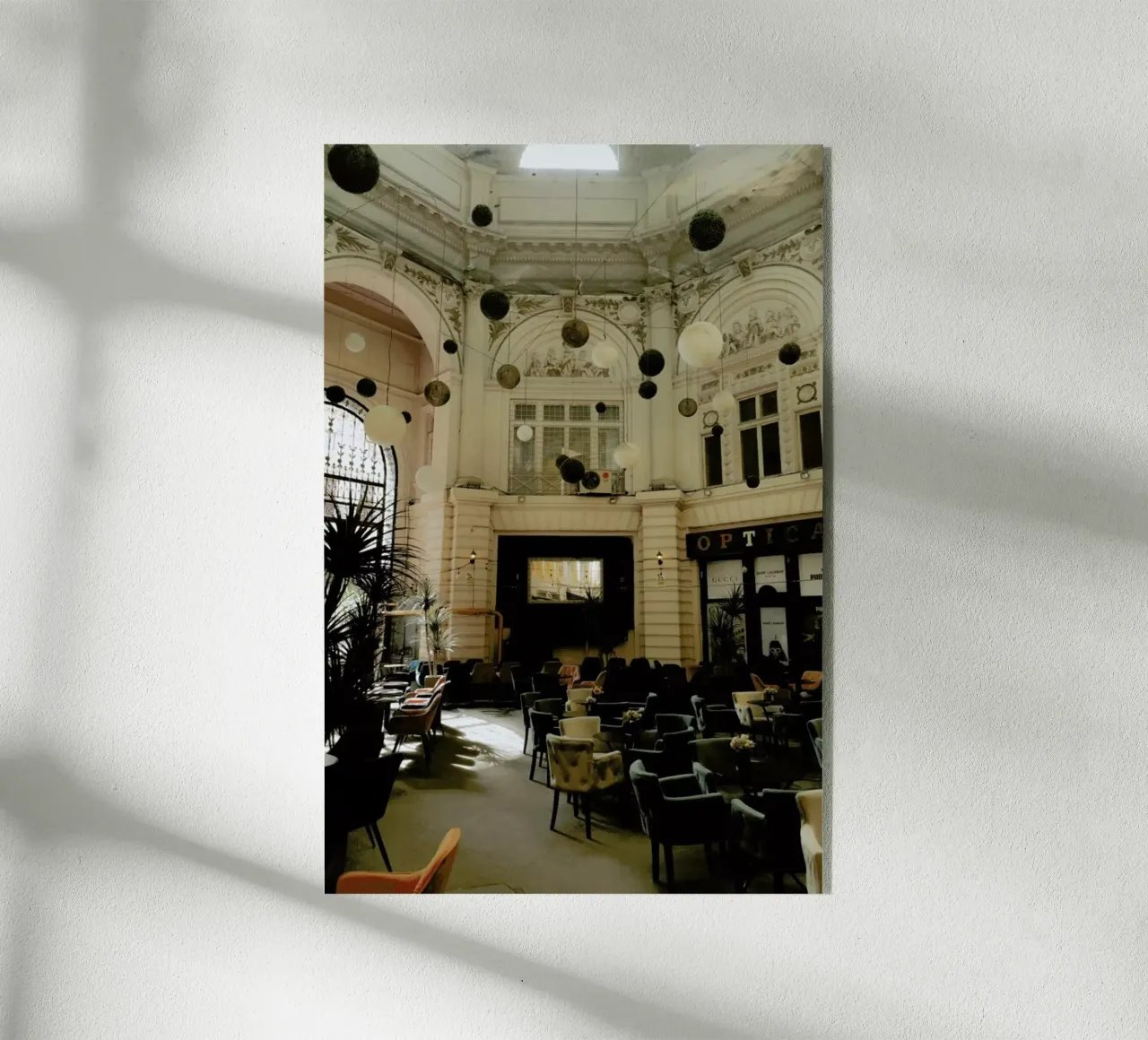 Cafe In Vintage Building plexiglass da Sebastian Hilgetag