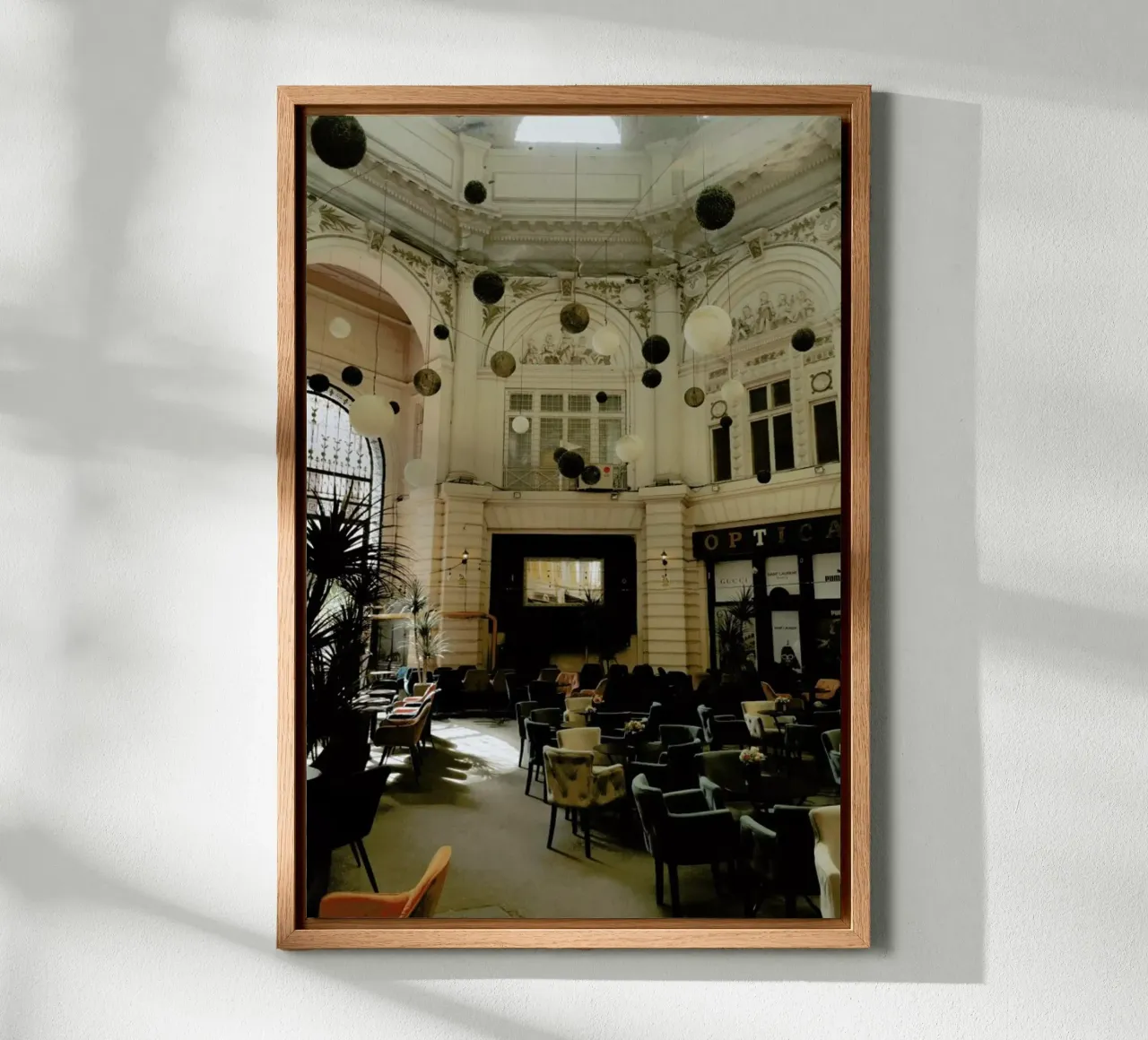 Cafe In Vintage Building alluminio dibond da Sebastian Hilgetag