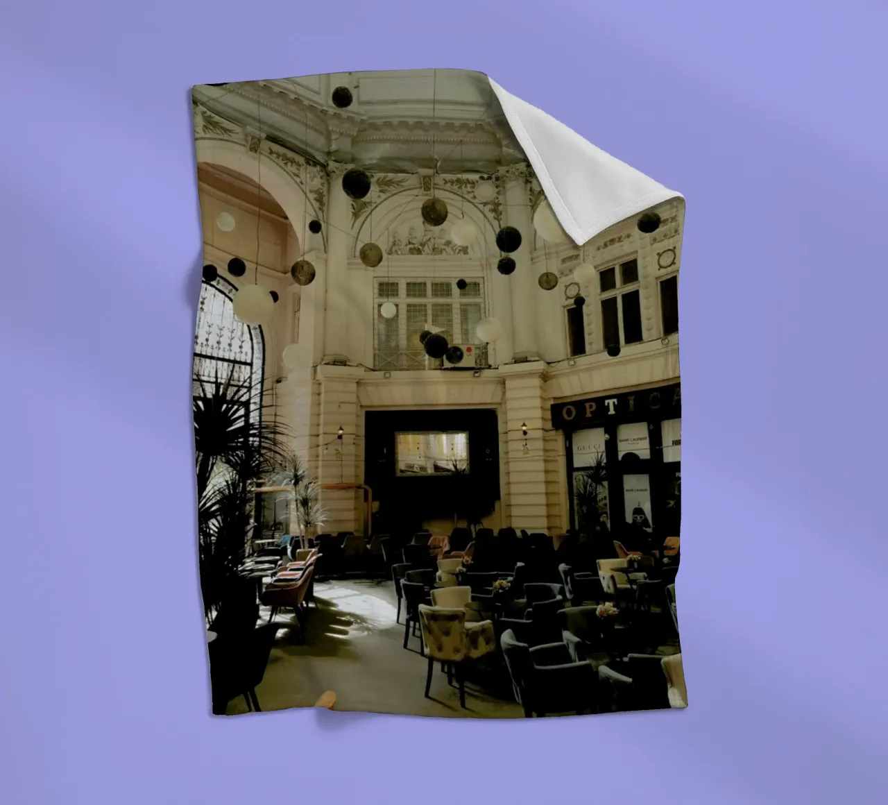 Cafe In Vintage Building coperta in pile da Sebastian Hilgetag