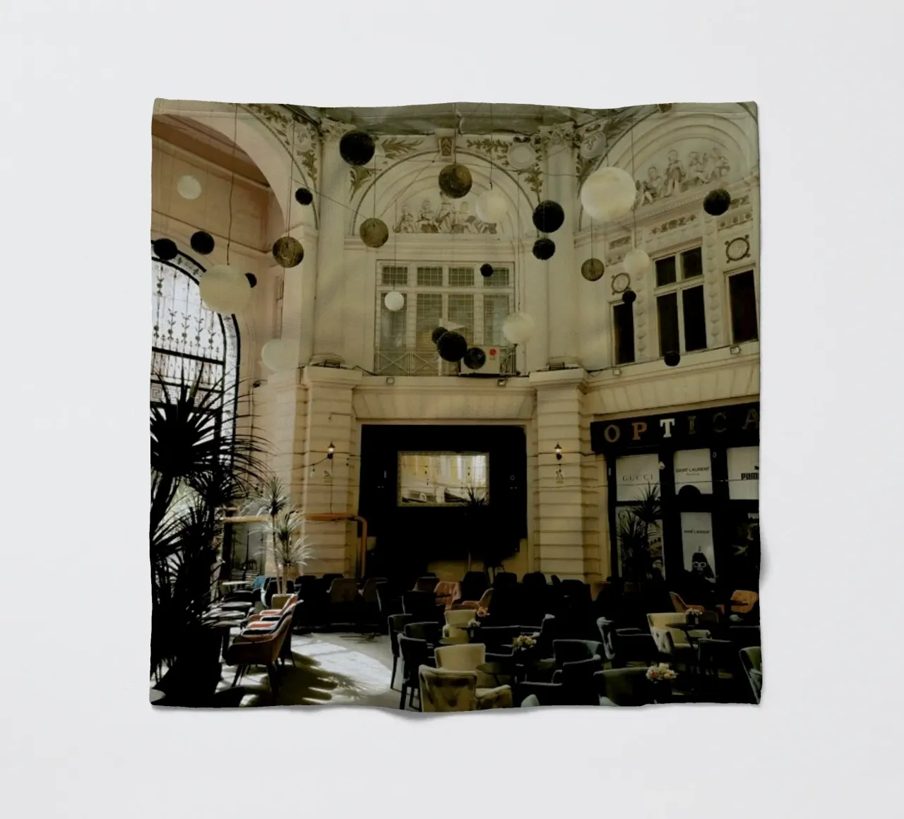 Cafe In Vintage Building coperta in pile da Sebastian Hilgetag